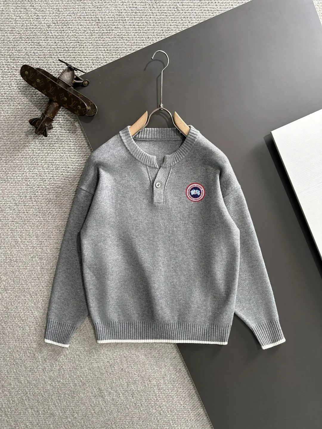 Next day shipping P360 Big Goose 2025 official website latest winter sweater, popular items are on sale at the counter simultaneously! Specially made of wool blended fabric. It feels comfortable and can be directly in contact with the skin. The logo badge is exquisitely embroidered, which is extremely eye-catching! The details highlight the fashionable charm of big brands. Exquisite workmanship. Three-dimensional cutting style. The wearing effect is invincible and handsome! All three standards are complete! Size: M-2XL
